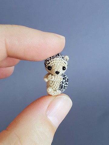 極致微型鉤針刺猬。娃娃屋微型玩具。 Amigurumi 動物。
