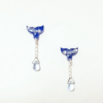 ~ petites boucles d'oreilles ~ Boucles d'oreilles queue de baleine / Clips d'oreilles non percés (résine)