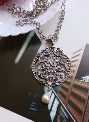 Vintage Jewelry  AVON 銀色調 簍空草紋 垂墜水滴珠 大墜 項鍊