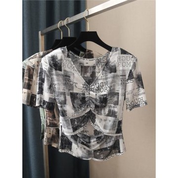 春夏新款女套頭褶皺帶肩墊報紙字母印花v領短袖蕾絲網紗上衣罩衫