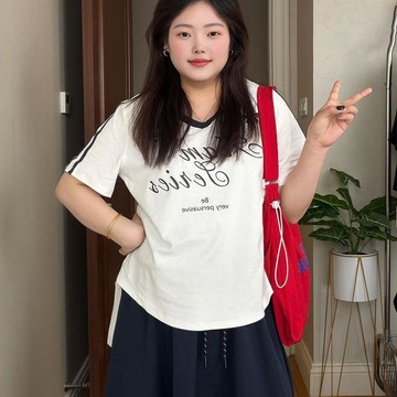 台灣出貨 300斤大碼女裝美式復古v領短袖T恤夏季胖m顯瘦遮肚子上衣百搭體恤 V領短T 上衣女 顯瘦短袖女 大尺碼上衣