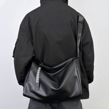 法國MlCANl KONS斜挎包男高級感軟皮2024新款單肩包簡約潮流背包