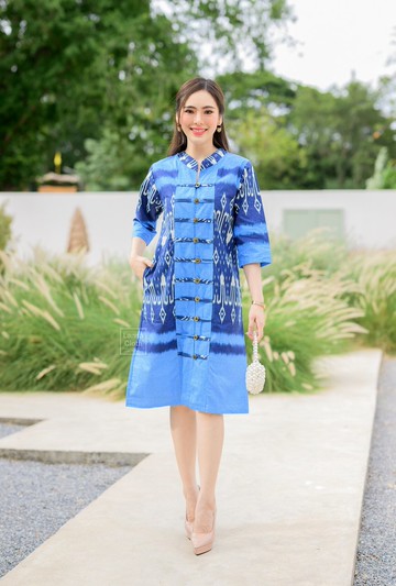 美丽、现代的传统服饰印花棉质连衣裙 中式领子 前纽扣开衩。其