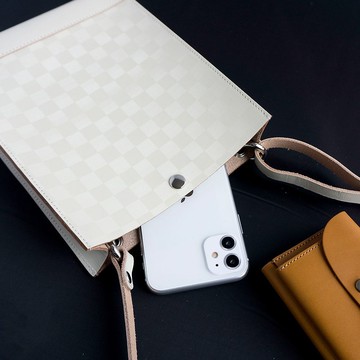 【 Tochigi Leather 側邊拼接斜背包 - 棋盤格紋 - 】 白色 皮革 包包 小包 肩背包 格紋 HG08K