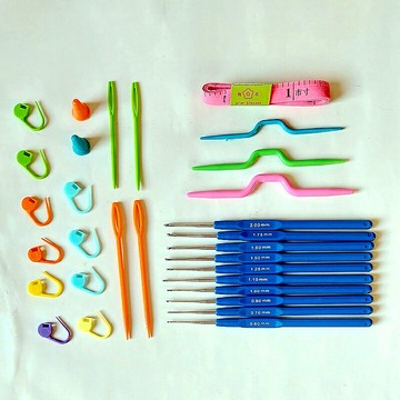 基礎版30件鉤針工具組，包含：鉤針10支、麻花針3種、縫合針2種、棒針帽2個、記號扣10個、皮尺等。