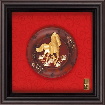 開運陶源雅鑑鑫品 【小圓盤系列-馬到成功】一馬當先  純金箔畫 23x23 cm~可掛於牆壁，後有腳架，也可以立在桌上