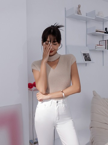 美女都是抗凍的；繞脖毛毛小V短袖針織 兩色