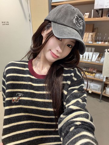 【新品上架】彩點刺繡小狗條紋配色圓領磨毛上衣-94743