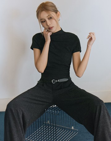 不經意的曲線氣場；小高領墊肩短袖上衣+寬褲 兩色