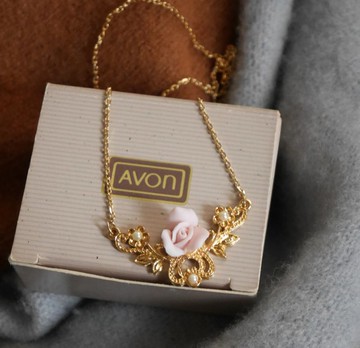 古董Avon 1987 原裝盒 金色古典珍珠蕾絲雕花立體玫瑰花陶瓷項鍊