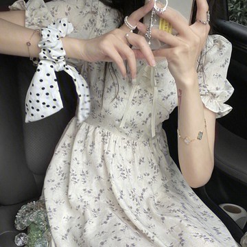 氣質碎花連衣裙女2022春夏季新款高級設計感小眾甜辣風初戀潮酷拽