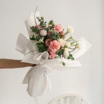 【ELLESHOP】 生日禮物、畢業花束、告白禮物❤️ (限雙北配送) 白色花藝-康乃馨鮮花束-溫柔粉