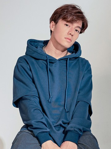 簡約素色假兩件設計長袖帽T