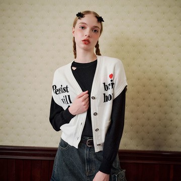 OUWEY歐薇 文字塗鴉落肩針織上衣(白；S-L)