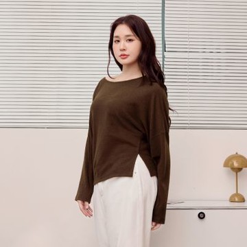 OB嚴選中大尺碼-雲朵自訂款-坑條側開衩斜肩長袖上衣《AB20983》