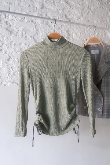 限量特惠出清/ 高領皺摺內搭上衣