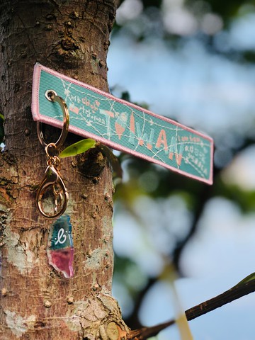 我是台灣人-多國語言飛行飄帶-Taiwan電繡鑰匙圈