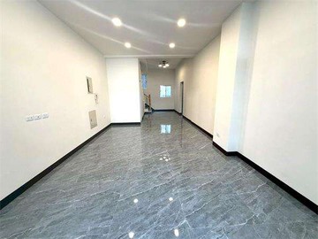 鳳山車站/家樂福邊間全棟翻新透店｜高雄市鳳山區文聖街