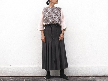 折疊和收集。體積適中的裙子。