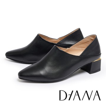 DIANA 率性簡約真皮尖頭粗跟踝靴-黑色