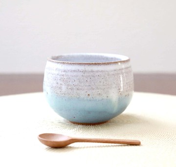 白色與藍色調釉藥分層的湯吞