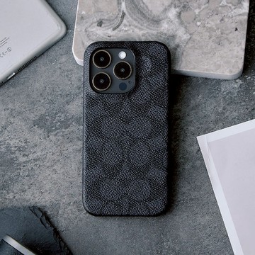 【COACH】iPhone 15系列  /16e 精品手機殼 黑色經典大C