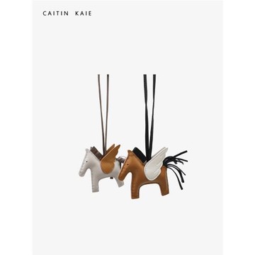 CAITIN KAIE 包包掛件女2025新款真皮拼色小飛馬配飾汽車鑰匙掛扣