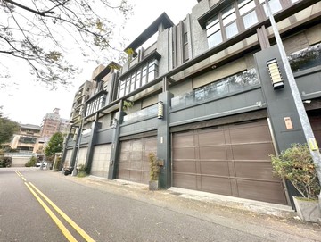 南區中山醫大面寬輕屋齡雙車電梯孝親別墅｜台中市南區德吉街