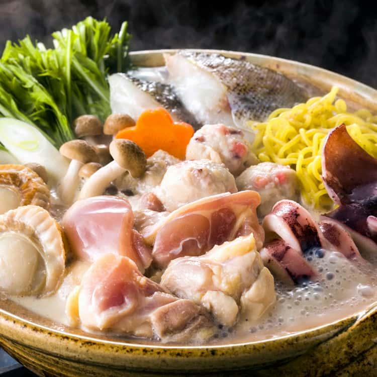 北海道 鶏白湯鍋 Aセット( 鶏もも肉500g いか 帆立 助宗鱈 つみれ 生ラーメン たれ) ※離島は配送不可