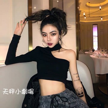 *T4不對稱挖肩露背套脖長袖表演短版上衣