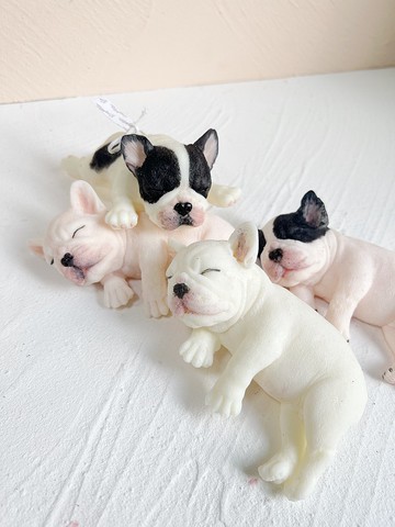 熟睡中的法國鬥牛犬香薰蠟燭