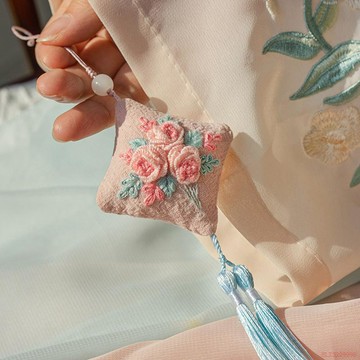 桃園出貨✨手工刺繡diy材料包自制鮮花香包香囊國風自繡掛飾平安符