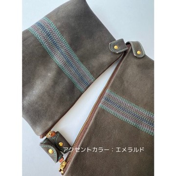 Pinkoi 代購 -  M 號刺繡袋「藍色針跡」木炭 x 祖母綠（山羊皮）