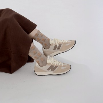 QUEENSHOP_F 女裝 復古立體小花造型中筒襪 兩色售 現+預 【07110603】