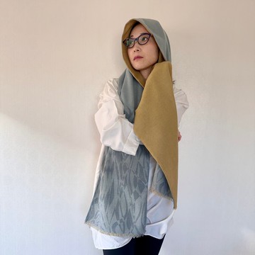 洋甘菊與梔子花草木手染圍巾 亞麻羊毛混紡 型染菊花紋樣