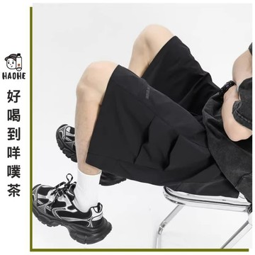 男生速乾休閒短褲 寬鬆直筒五分褲 夏季透氣男褲 日系寬版穿搭 美式街頭男裝 輕薄快乾面料 學生潮流短褲 大尺碼男生褲
