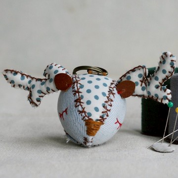 【布完美】丹寧麋鹿 手縫吊飾/鑰匙圈_藍紋乳酪_微笑眼