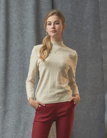 ★【喜芝梅】麗緻立體英文金屬鍊墜上衣(四色；F) 225018003