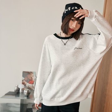 OB嚴選中大尺碼-撞色壓線字母印花寬鬆大學T《AB20768》