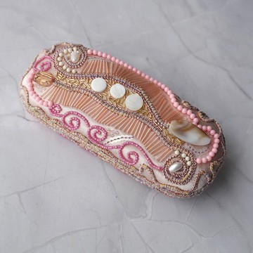 珠飾刺繡硬式眼鏡盒 雙面刺繡 粉紅×緞面 手工刺繡獨一無二 適合贈送特別禮物的藝術品