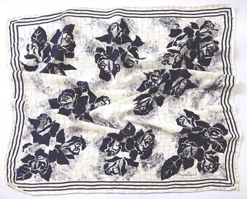 Valentino Garavani 玫瑰絲巾，34 x 34 英吋，米色底黑色玫瑰