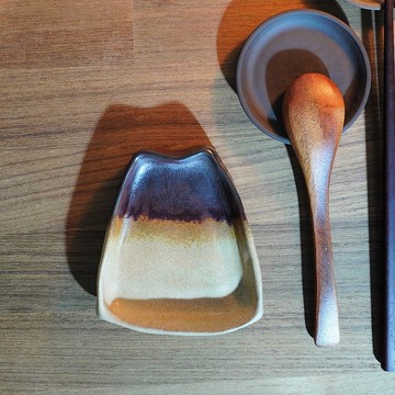 山形手捏陶盤-直徑約10公分