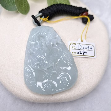 逸品軒~天然緬甸玉A貨-D0094-冰糯龍牌墜子 長60.7mm寬42.2mm厚6.9mm 寓意「步步高升」、「平步青云