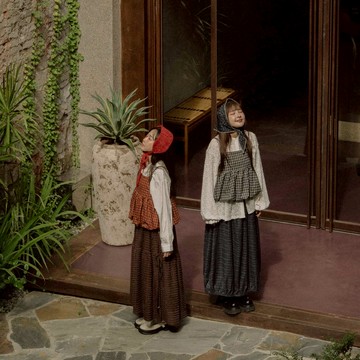 QUEENSHOP_F 女裝 格紋下擺花苞造型細肩背心罩衫 兩色售 現+預 【01099372】