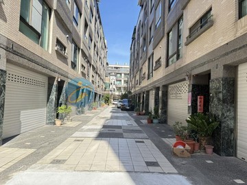 鳳頂特區稀有釋出大面寬活巷進出車庫別墅｜高雄市鳳山區真君路