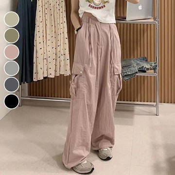 單釦抽繩刷感鬆緊工裝褲  降落傘褲 工裝褲 寬版 工裝 長褲 女長褲 口袋 寬褲【N5Y8646】