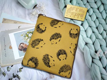 動物系列-日本棉布卡其色底刺猬款L型拉鍊袋加鋪棉-電子書保護套-