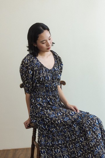 鬆緊帶領口腰身短袖洋裝_黑藍