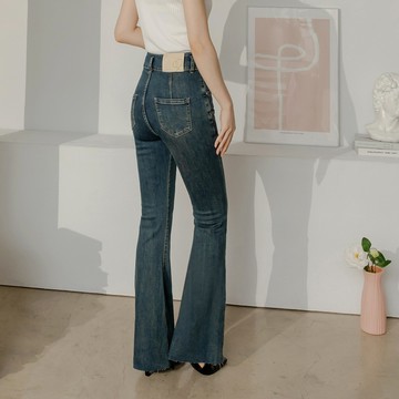 OB嚴選 棉質仿舊洗色不收邊褲腳喇叭牛仔褲 《BA7681》