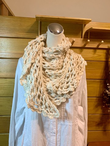 簍空三角披肩圍巾。米白。